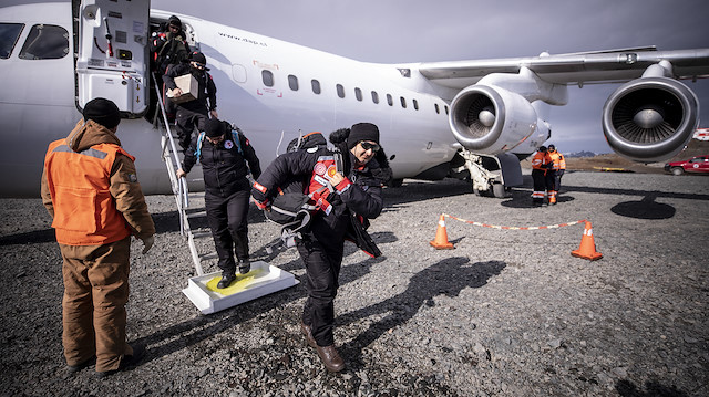 İstanbul’dan 29 Ocak’ta yola çıkan 17 kişilik Türk ekibi uzun bir yolculuğun ardından Antarktika kıtasına ayak bastı.