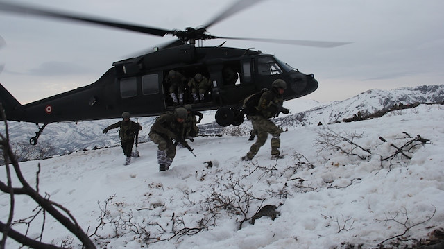 Güvenlik güçleri, kar kış demeden operasyonlarını sürdürüyor. 