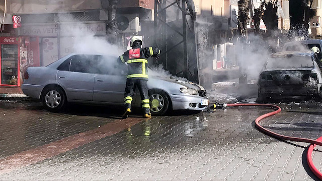 Şanlıurfa'da elektrik trafosunda patlama; araçlar alev aldı.