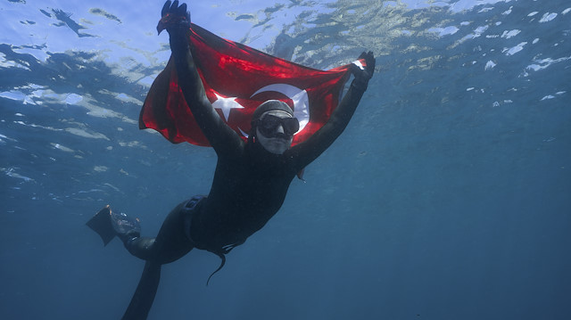 Şahika Ercümen Türk bayrağını su altında dalgalandırdı.