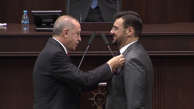 AK Partiye geçen Tamer Akkalın rozetini Erdoğan taktı