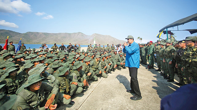 Nicolas Maduro, ABD destekli darbe girişimine karşı kendisini destekleyen Venezuela ordusuyla buluştu.
