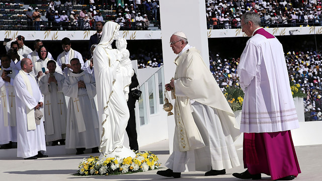 Papa Francis, Birleşik Arap Emirlikleri, Abu Dabi'deki Zayed Spor Şehir Stadyumu'nda düzenlenen ayini yönetti.