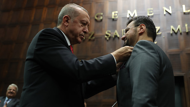 Cumhurbaşkanı Recep Tayyip Erdoğan İYİ Parti'den istifa ederek AK Parti'ye katılan Tamer Akkal'a rozet taktı.