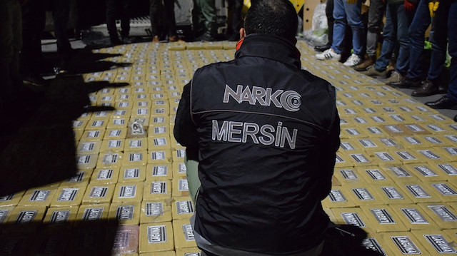 Mersin'de düzenlenen operasyonda ele geçirilen kokain.