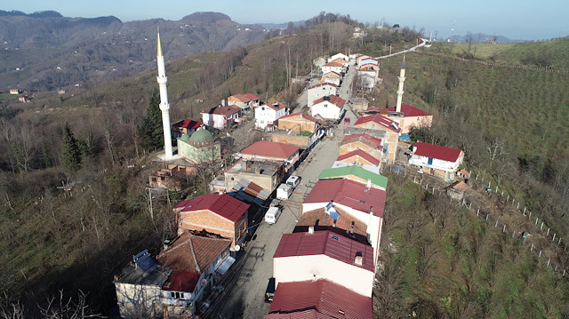 Yola bakan binalarda oturanlar karşılıklı evlerde ancak ayrı illerde yaşıyor.