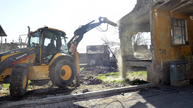 Belediye ekipleri, metruk binaların yıkım işlemini gerçekleştirdi. 