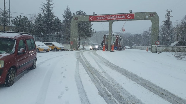 Dereköy Sınır Kapısı'nda kar kalındığı 7 santimetreyi buldu. 