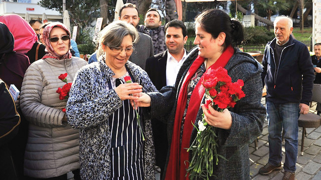 Özlem Öztekin Vural vatandaşa çiçek dağıttı.