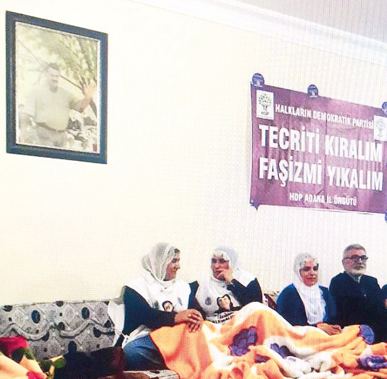 HDP milletvekilleri Remziye Tosun (Soldan3)ve Kemal Peköz,(Soldan4) bebek katili Öcalan’ın posteri altında eylem yaptı.