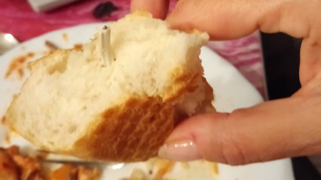 Ekmeğin içinden çıkan 10 santimlik kablo. 