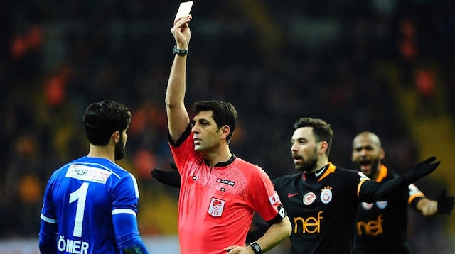 Mustafa Öğretmenoğlu Türkiye Kupası maçında verdiği kararlarla tartışma konusu oldu.