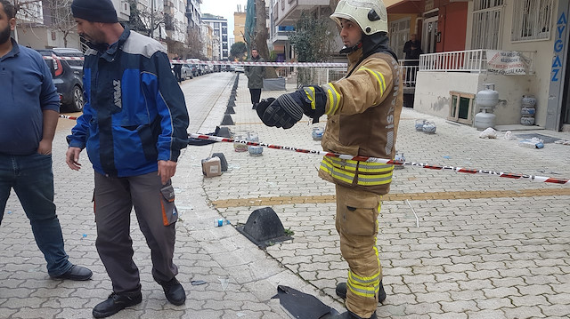 İş yerindeki patlamanın ardından bölgeye çok sayıda itfaiye ve sağlık ekibi sevk edildi.