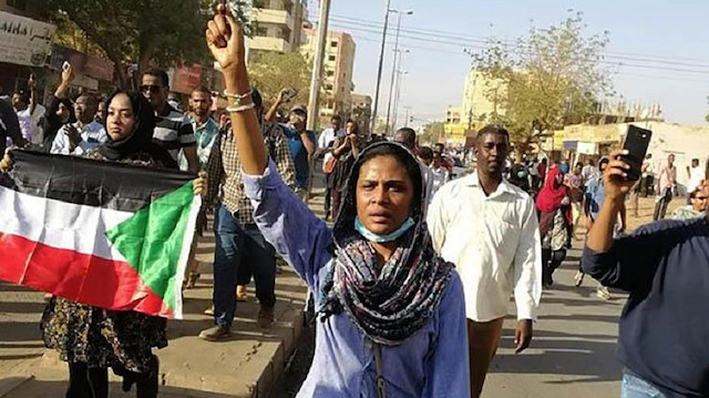 البشير يتعهد بقرار هام...ويبين علاقة فتيات السودان بتفجر الاحتجاجات​