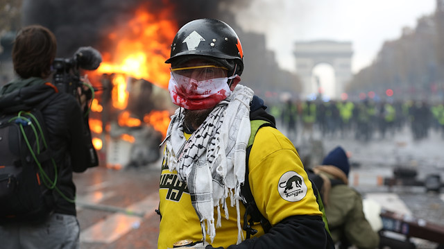 Paris'te akaryakıt fiyatlarına karşı protesto.
