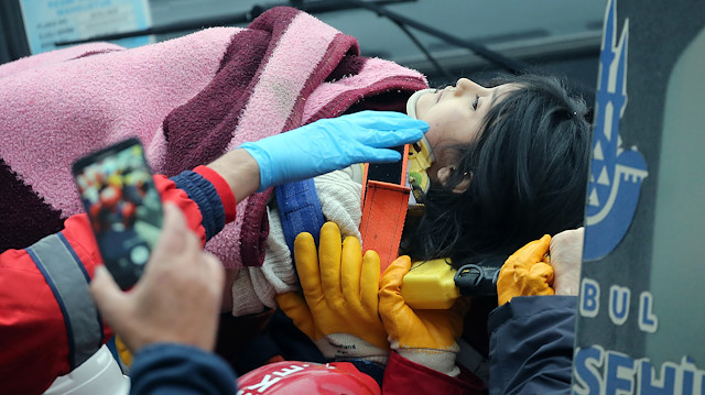 Ekipler, 18 saat sonra Havva isimli çocuğu enkazdan kurtardı.