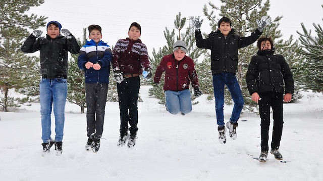 Okulları tatil edilen öğrenciler, kar üzerinde eğlendi.