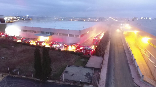 itfaiye ekipleri yangına müdahale ediyor.