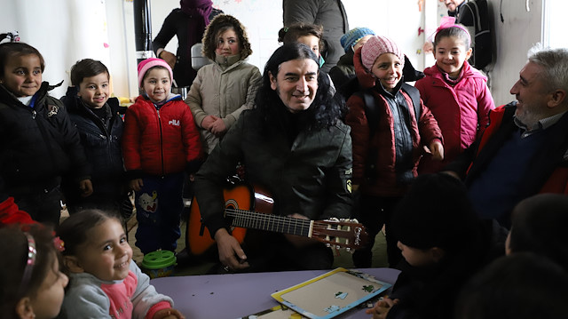 Sanatçı Murat Kekilli, kamplardaki çocuklarla birlikte şarkı söyledi.