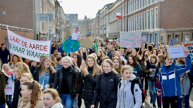 آلاف الطلاب في الشوارع...ماذا يحدث في هولندا؟