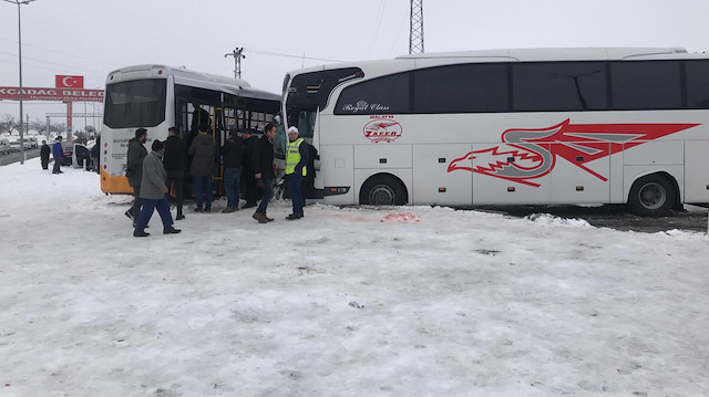 Olay yerine çok sayıda polis, sağlık ve kurtarma ekibi geldi. 