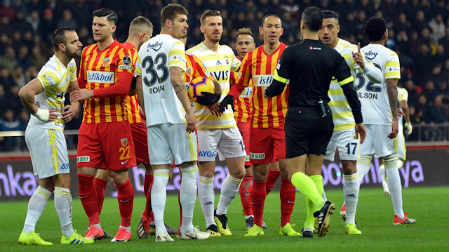 Alper Ulusoy verdiği kararlarla Kayserispor-Fenerbahçe maçına damga vurdu.