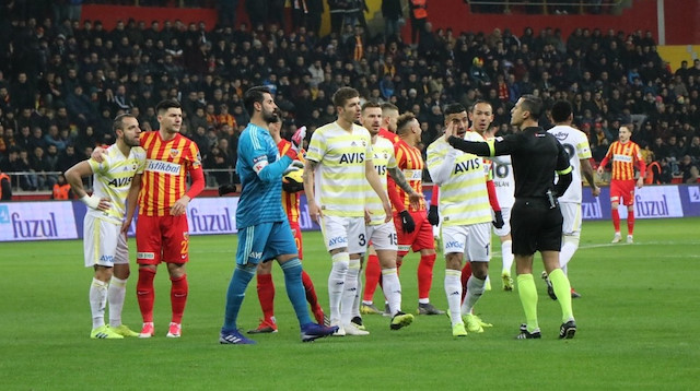 Alper Ulusoy, Kayserispor-Fenerbahçe maçında verdiği kararlarla gündem oldu.