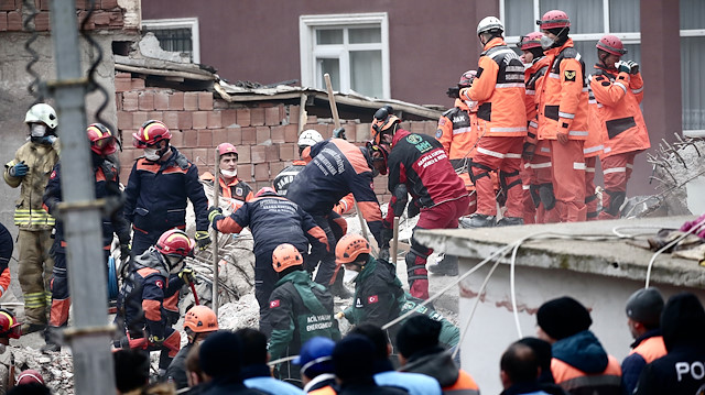 Kartal'daki enkazda ekiplerin çalışmaları devam ediyor.