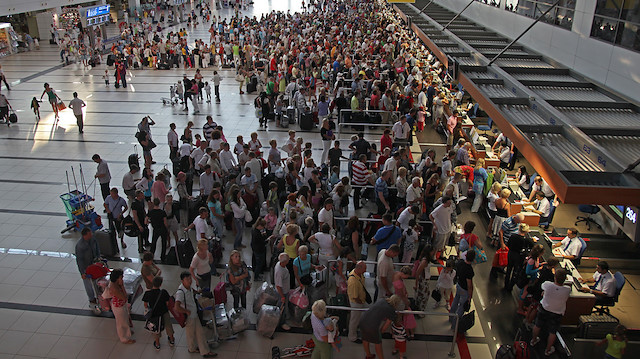 Antalya'ya geçen yıl gelen turist sayısı 13 milyonu aşarak tarihi rekor kırmıştı.