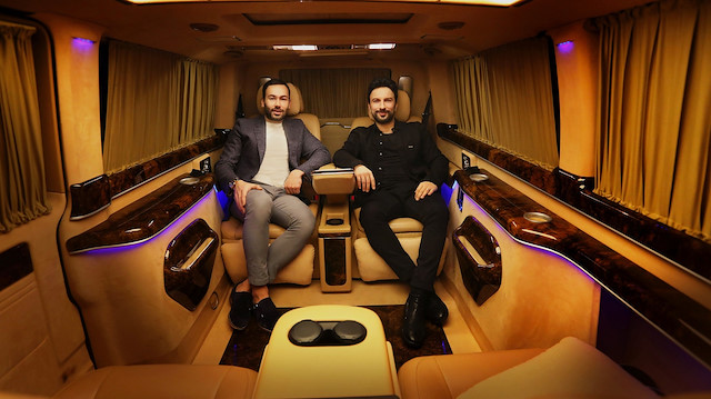 Megastar Tarkan yeni aracının içinde böyle poz verdi.