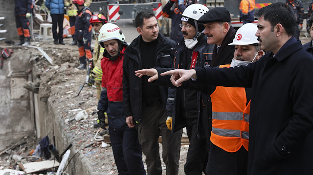 Çevre ve Şehircilik Bakanı Murat Kurum ve İçişleri Bakanı Süleyman Soylu enkaz bölgesinde incelemelerde bulunurken.