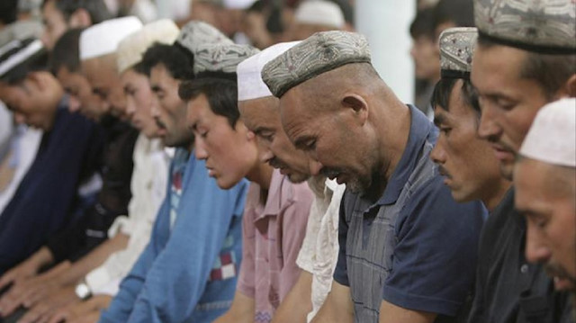 الصين.. إجبار مسلمي الأيغور على أكل لحم الخنزير وشرب الكحول