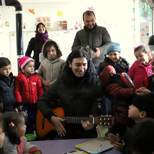 Murat Kekilli Suriye'ye gitti: Çocukları şarkılarıyla neşelendirdi
