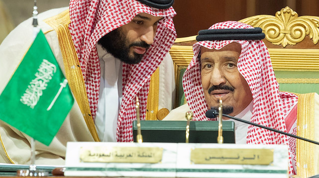 Kral Selman ve oğlu Prens Selman Riyad'da gerçekleşen bir zirve sırasında konuşuyor. (Reuters) 