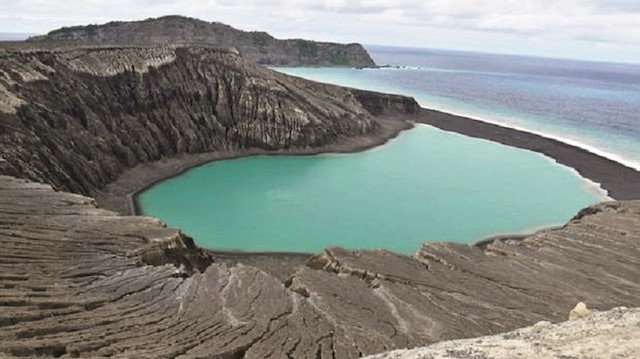 Yaklaşık 1 kilometre uzunluğunda, 2 kilometre genişliğindeki yeni adanın ortasında bir krater gölü bulunuyor.