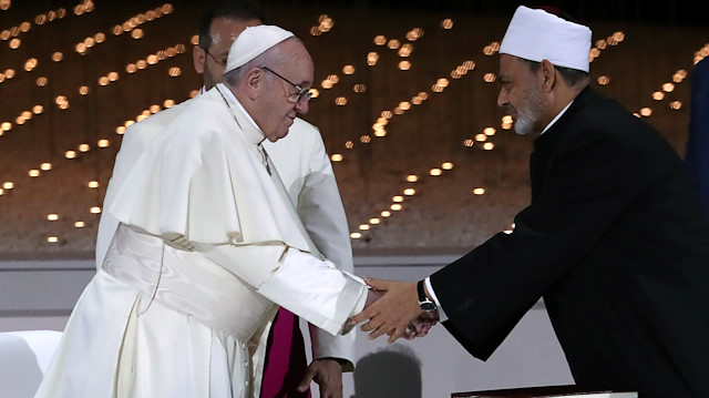 Papa Francis, Abu Dabi'de El-Ezher Şeyhi Ahmed Tayyib ile bir araya gelmişti. 