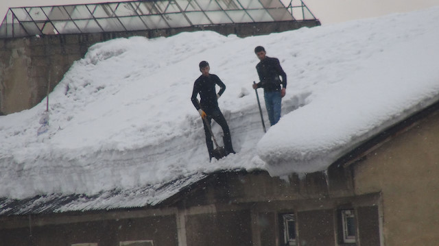 İşçilerden Servi Bingöl, kış aylarında çatılarda biriken karları temizleyerek aile bütçelerine katkıda bulunduklarını söyledi.