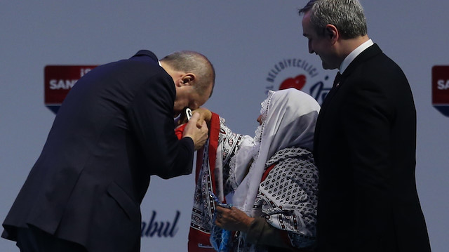 Cumhurbaşkanı Recep Tayyip Erdoğan, İstanbul'daki programının akabinde 83 yaşındaki Meliha Demirel ile bir araya geldi.