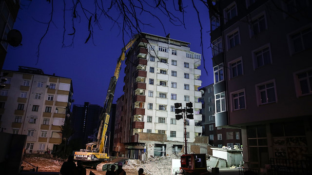 Tahliye işleminin tamamlanmasının ardından Yunus Apartmanı'nın yıkım işlemi başladı.