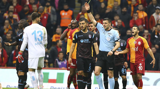Ümit Öztürk, Galatasaray-Trabzonspor maçına verdiği kararlarla damga vurdu.
