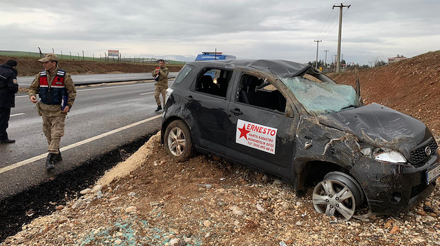 Seyir halindeki otomobil, Kahta Adıyaman kara yolunun 2. kilometresinde şarampole devrildi.
