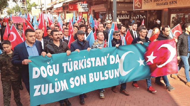 Protesto gösterilerinde 'Türkistan halkı yalnız değil' sloganları atıldı.