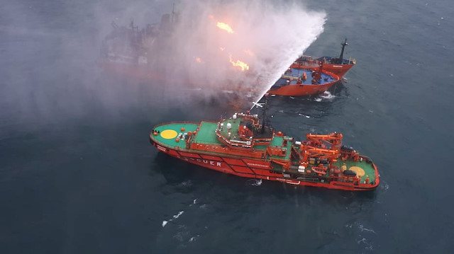 Kırım açıklarında hareket eden ve Tanzanya bayraklı oldukları ifade edilen 'Kandiy' ve 'Maestro' isimli gemilerde kısa süre sonra patlama ve ardından yangın çıktı.
