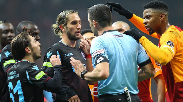 Hakem Ümit Öztürk, Galatasaray-Trabzonspor maçında verdiği kararlarla bordo mavili futbolcuların tepkisini çekti.