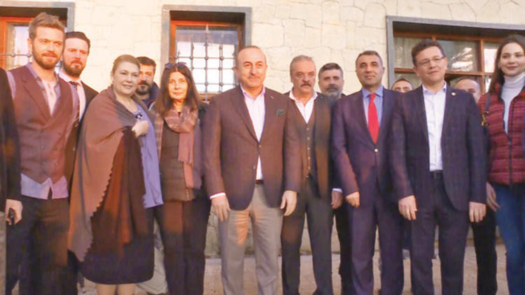 Dışişleri Bakanı Mevlüt Çavuşoğlu, dizi oyuncularıyla hatıra fotoğrafı çektirdi.