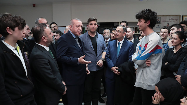 Cumhurbaşkanı Erdoğan, Sincan Belediyesine ait Millet Kıraathanesini ziyaret ederek gençlerle sohbet etti.