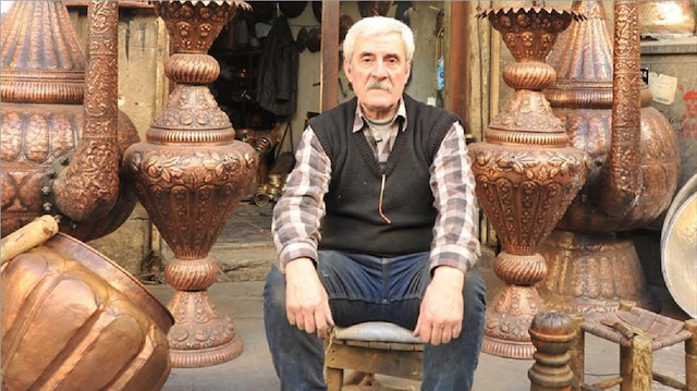 علي حنكي.. سوري يواصل مهنته التي يمارسها منذ 50 عاماً في مركز النحاسين بتركيا