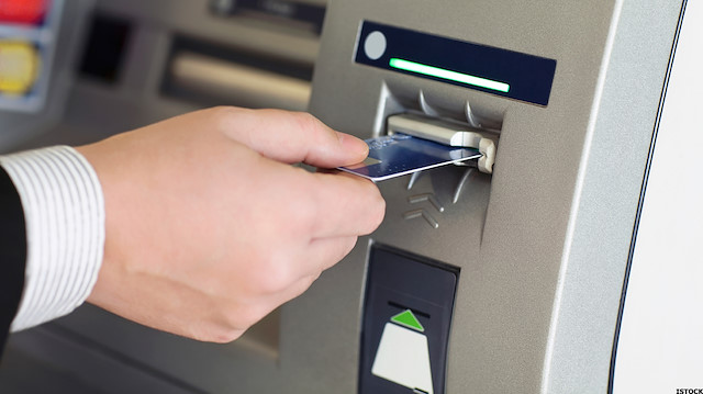 Qin Qisheng'in ATM'nin işletim sistemine yüklediği zararlı kodla ATM'leri kontrol edebildiği anlaşıldı.