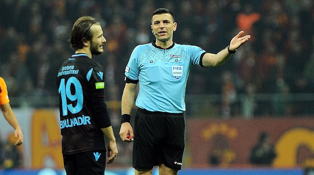 Ümit Öztürk'ün Galatasaray-Trabzonspor maçında verdiği kararlar bordo-mavililerin tepkisini çekti.