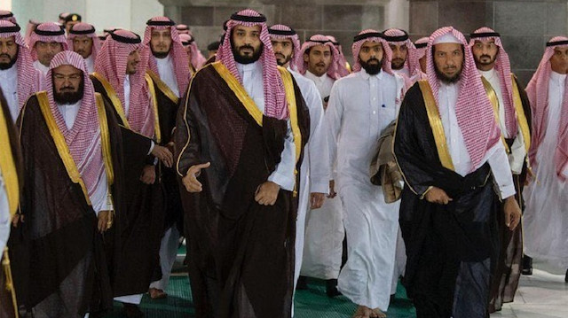 Saudi Crown Prince bin Salman touring holy sites in Mecca, including the Kaaba, along with his large entourage